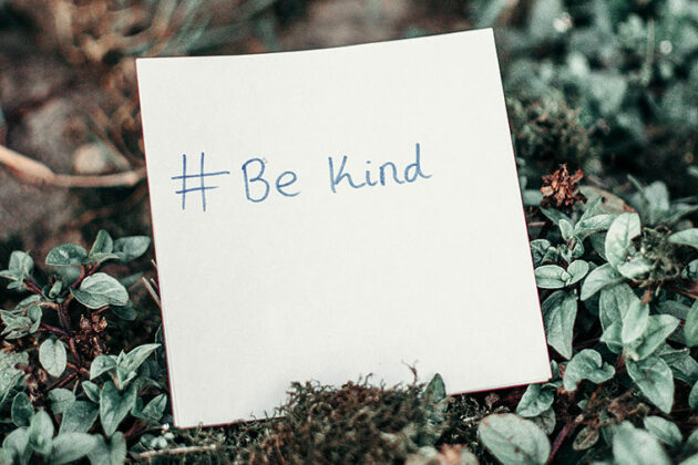 Be Kind written on a post it note