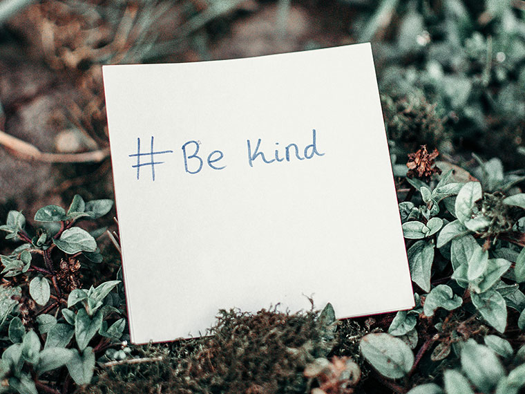 Be Kind written on a post it note